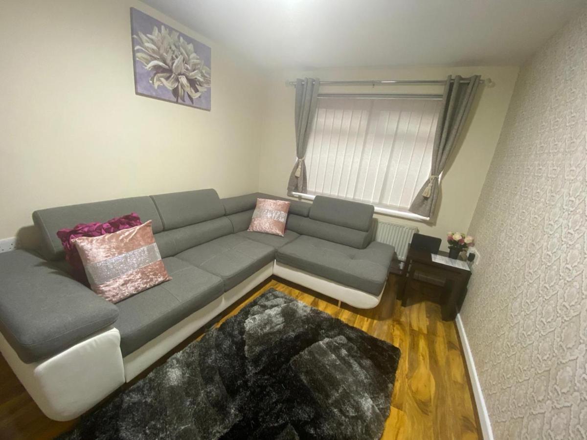 Brigstock Holidays House Manchester Esterno foto